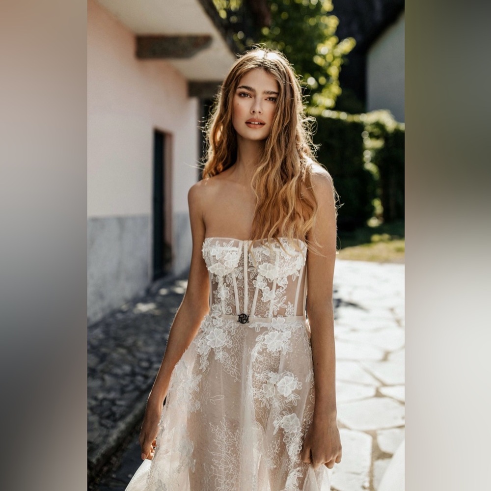 INES Muse Berta Strapless Cream Lace Dress, size 44, sample never worn